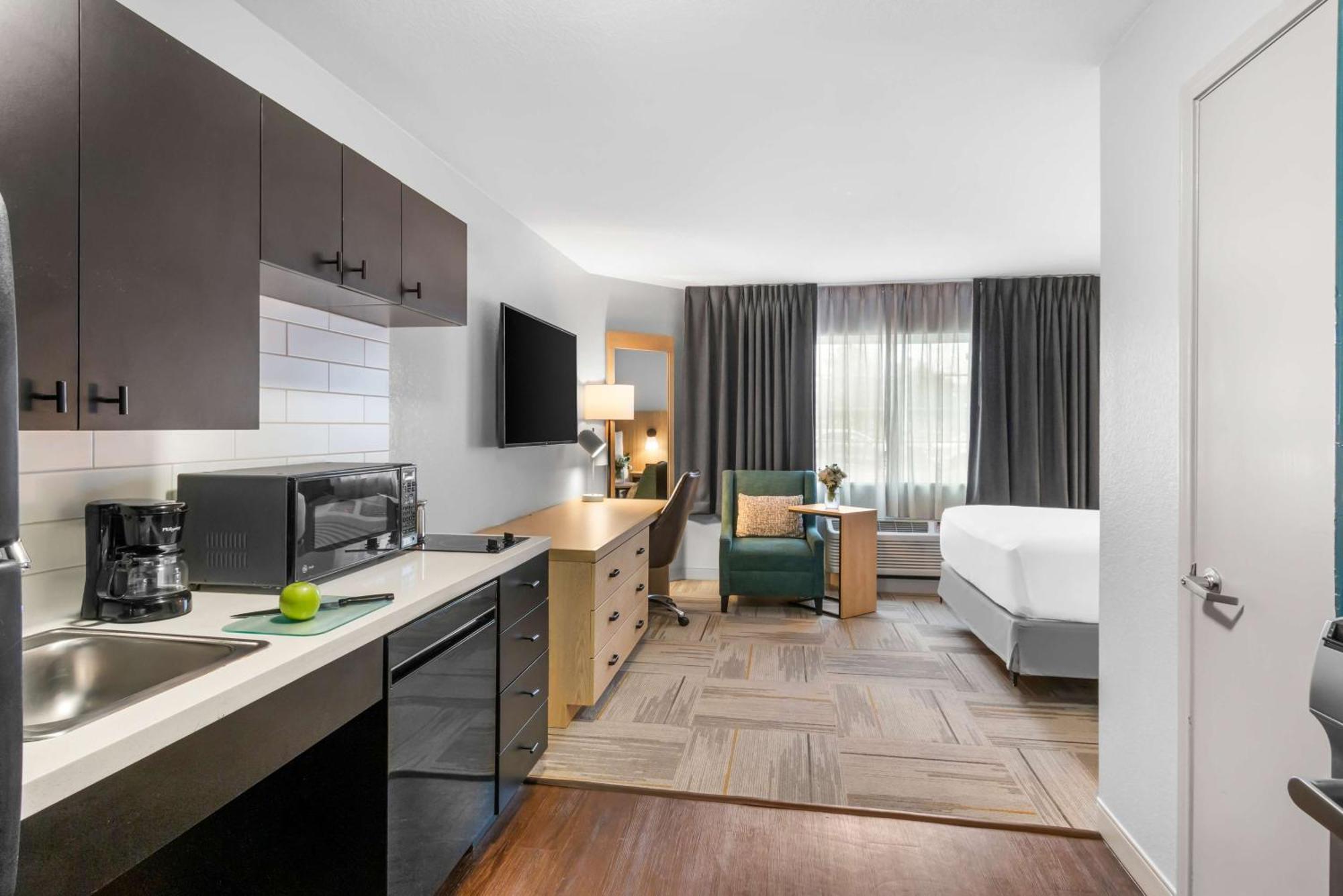 Queen Studio Suite Bathtub Mobility Accessible